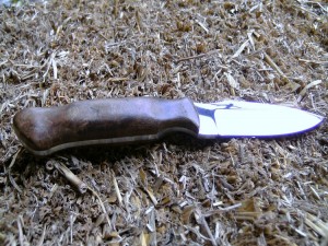 A similar knife like this one custom hand-crafted by Varminter member Old Hickory.